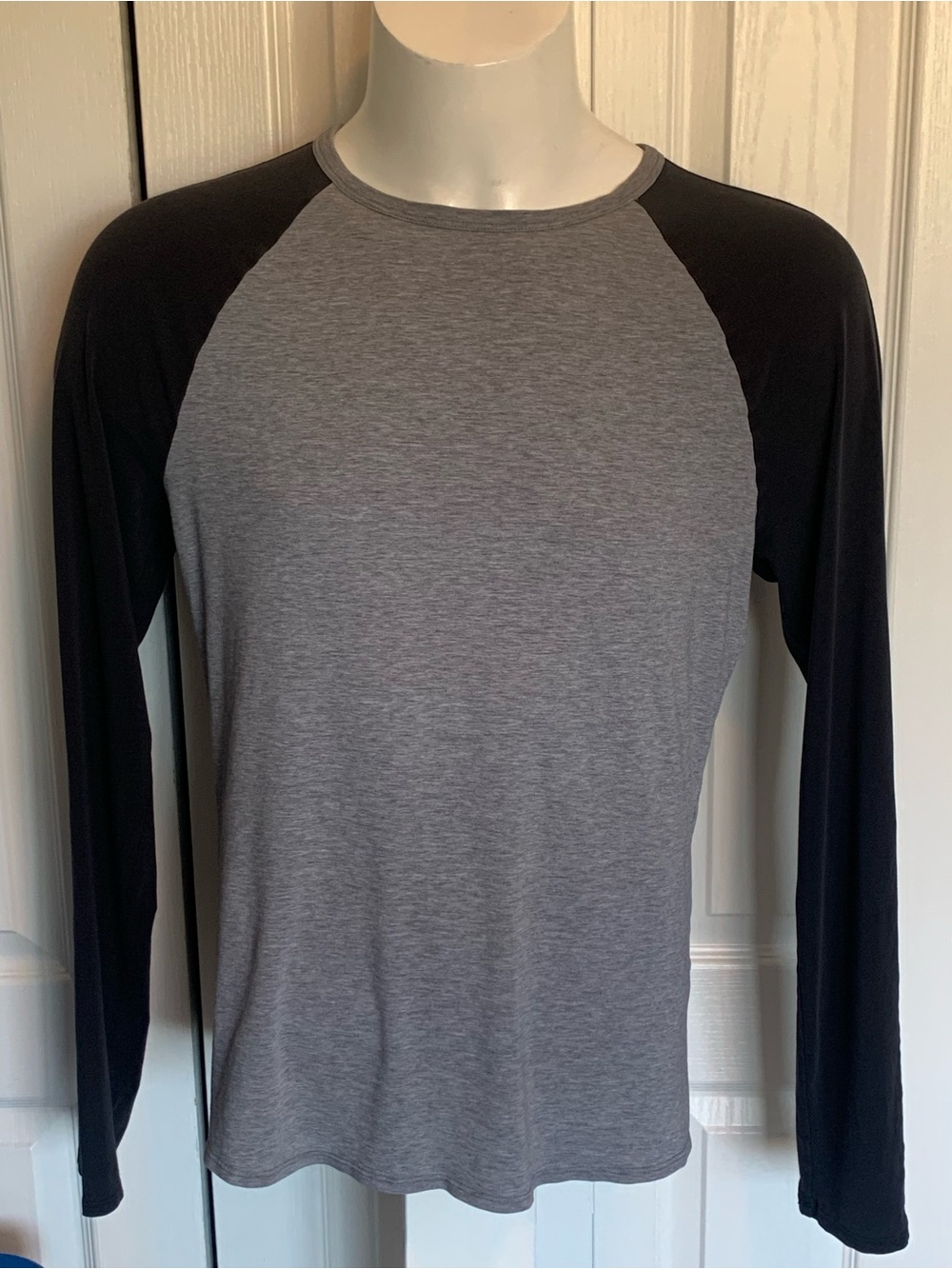 Lululemon Men's Long-Sleeve Raglan Shirt - Gray/Black